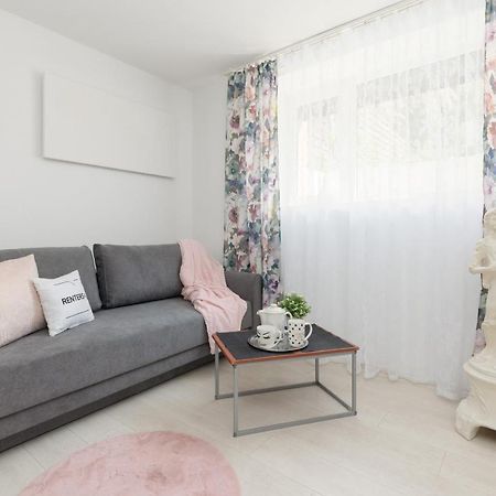 Affordable Underground Studio Near Pge Narodowy By Noclegi Renters Varsóvia Exterior foto